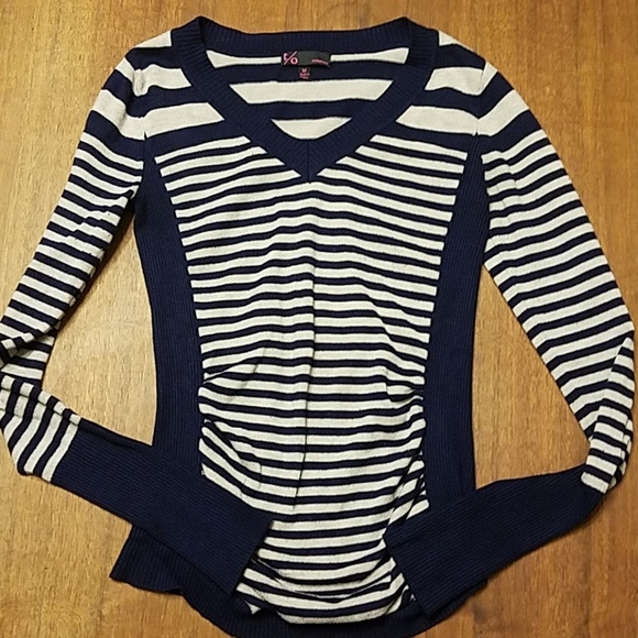 👸🧣👕 Vneck Striped Sweater - Picture 1 of 8